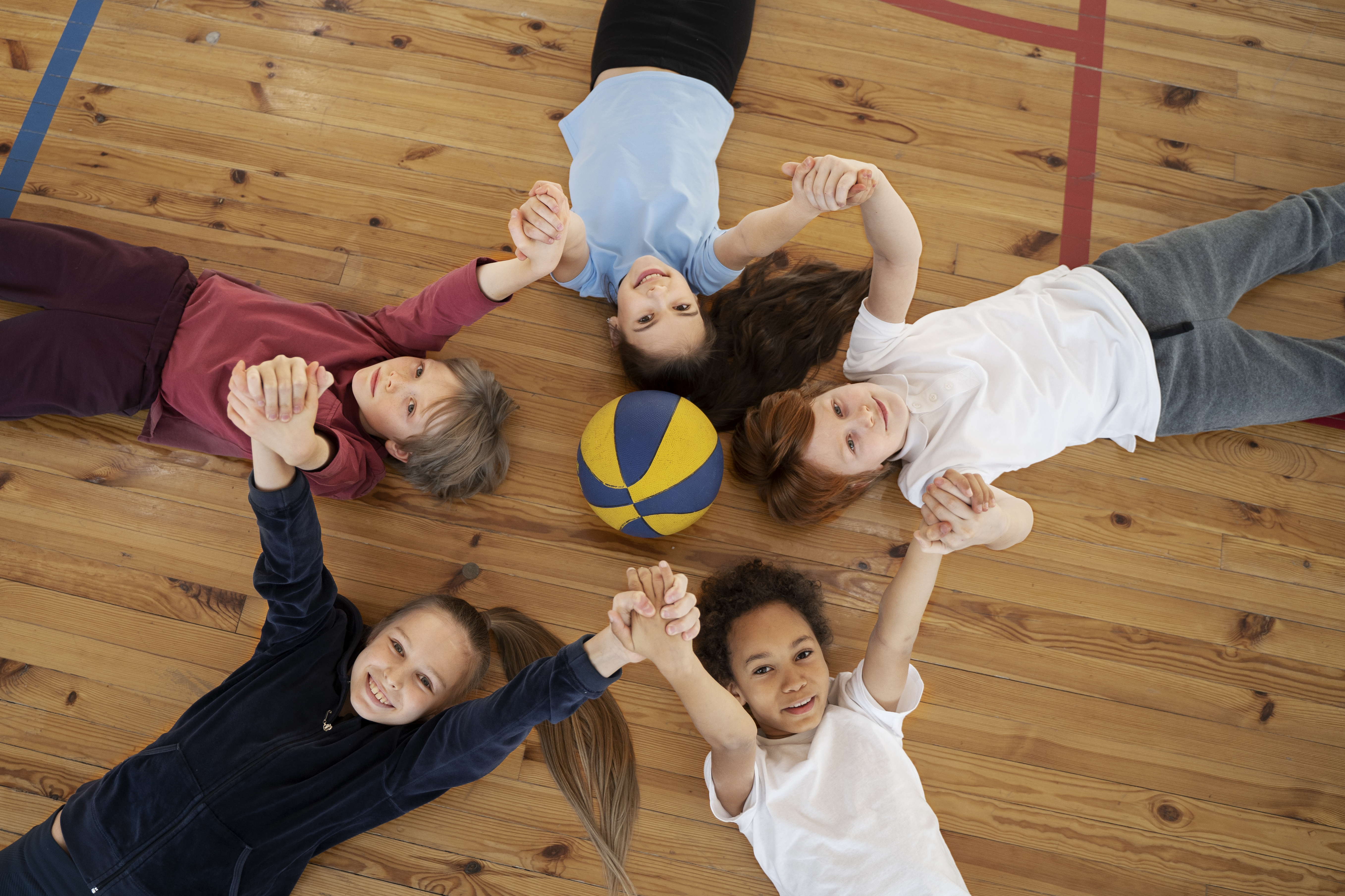 Enfants dans un gymnase